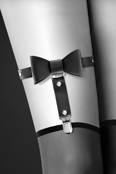 Гартер на ногу Bijoux Pour Toi - WITH BOW Black, сексуальная подвязка с бантиком, экокожа
