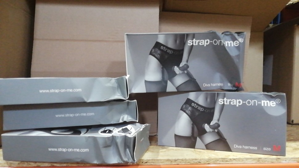 Кружевные трусы для страпона с подвязками Strap-On-Me DIVA HARNESS - M (сильно мятая упаковка)